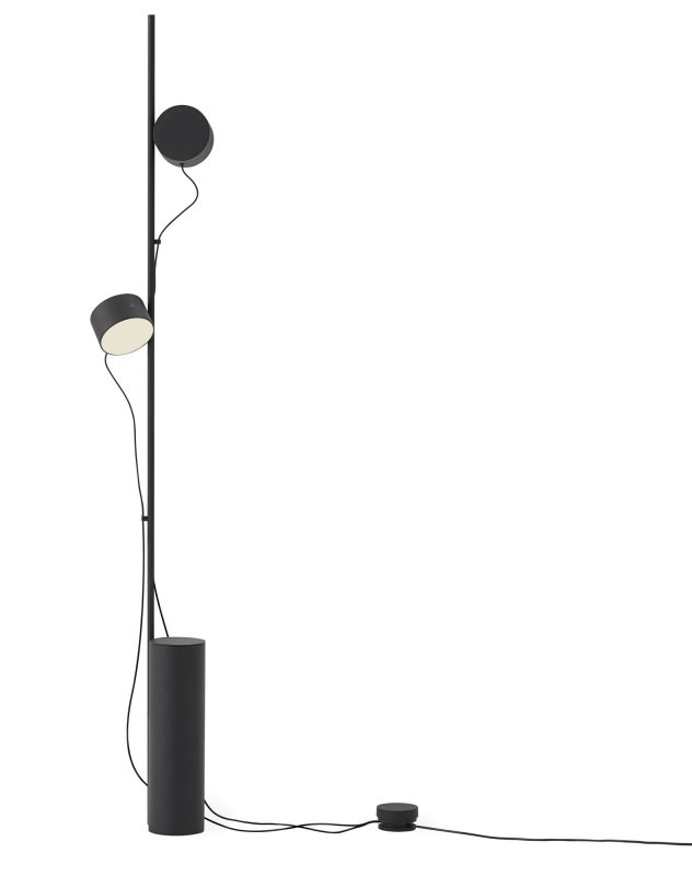 Schwarze Post Floor Lamp Stehleuchte von Muuto mit zwei verstellbaren Leuchten auf weißem Hintergrund.